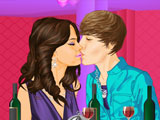 Selena and Justin kissing